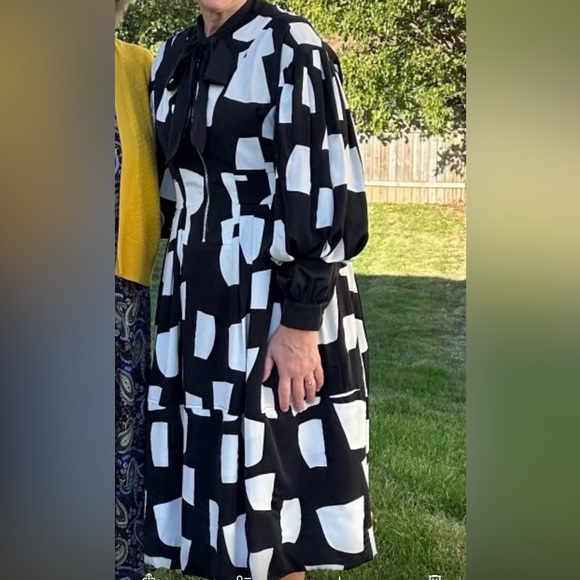 Gracia Black and White Abstract Long Sleeve Dress - Picture 9 of 9